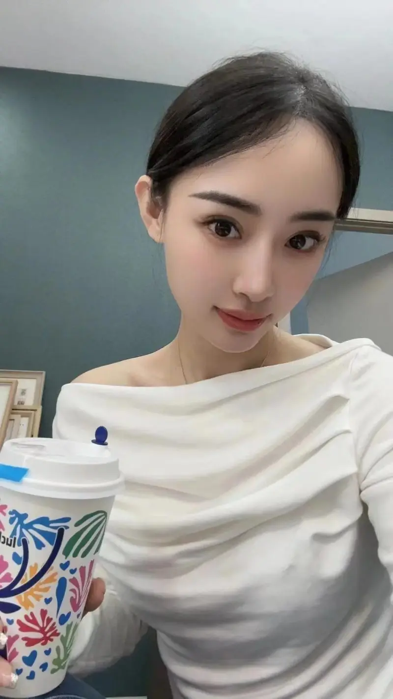 Beijing yang yang (idiom); self-satisfied