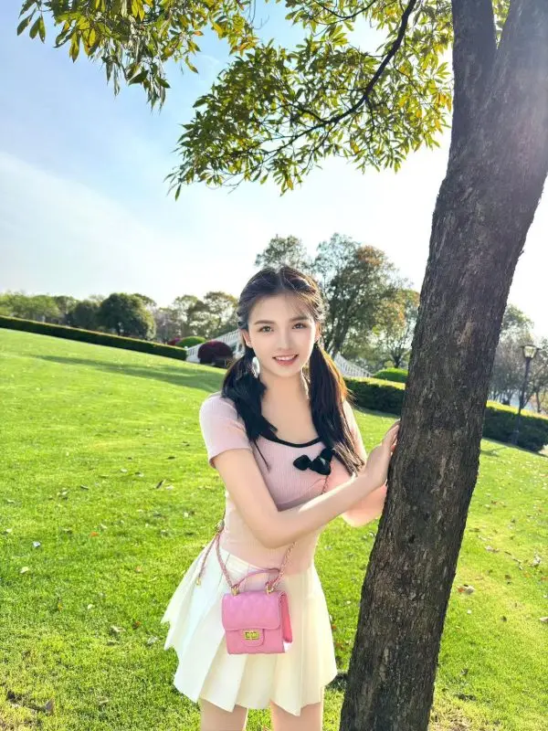 Wuhan River Flow Home Visit XiaXia